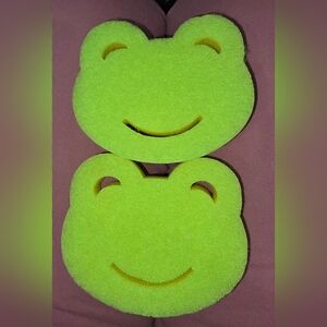 Cute Happy Frog-Shaped Sponges